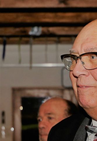 Formand, Vilhelm præsenterer sine medaljer og ordner