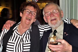 80 årige Freddy siger tak for en god aften til Anni. De havde det morsomt