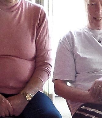 Elsebeth på gulvet for 2. gang. Adda ser måbene til