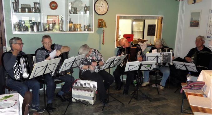 Benny´s harmonikaorkester underholder