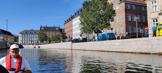 Billedet taler for sig selv. Ole Olesen ved roret